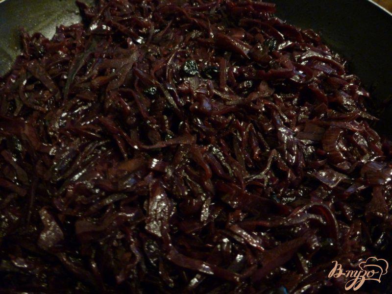 Фото приготовление рецепта: Краснокочанная капуста,тушенная с вином и вареньем из черной смородины шаг №6