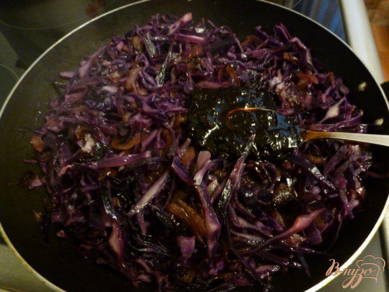 Фото приготовление рецепта: Краснокочанная капуста,тушенная с вином и вареньем из черной смородины шаг №4