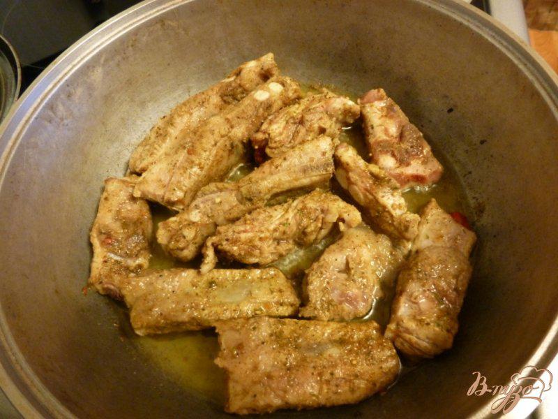 Фото приготовление рецепта: Жареные свиные ребра с луком шаг №1
