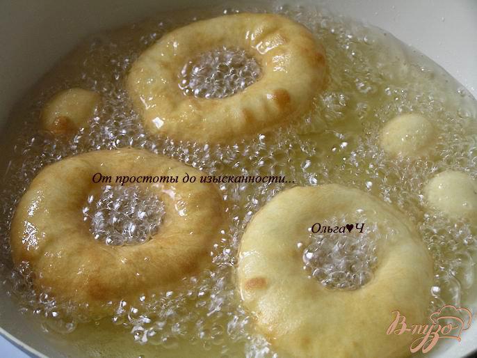 Фото приготовление рецепта: Пончики на кислом молоке шаг №5