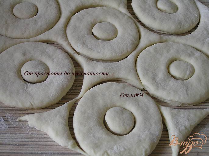 Фото приготовление рецепта: Пончики на кислом молоке шаг №4