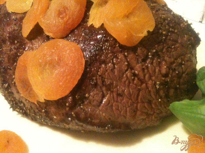 Фото приготовление рецепта: Говядина с абрикосами и базиликом шаг №2