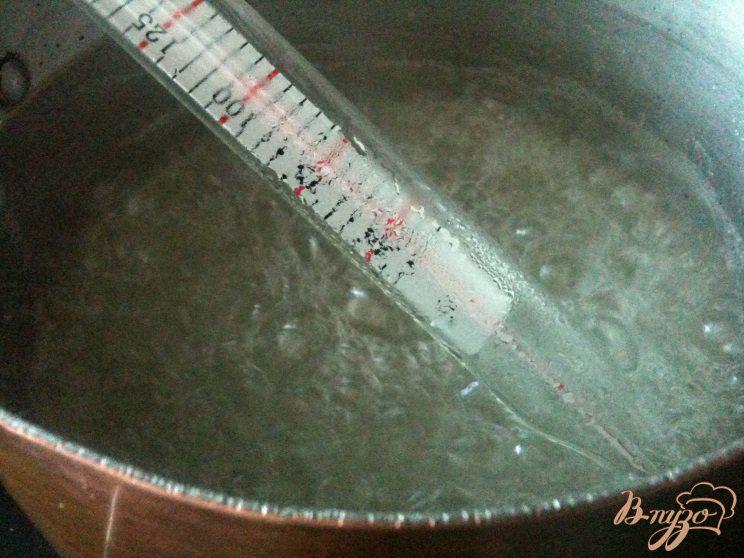Фото приготовление рецепта: Бисквитный рулет с апельсиновым муссом шаг №7
