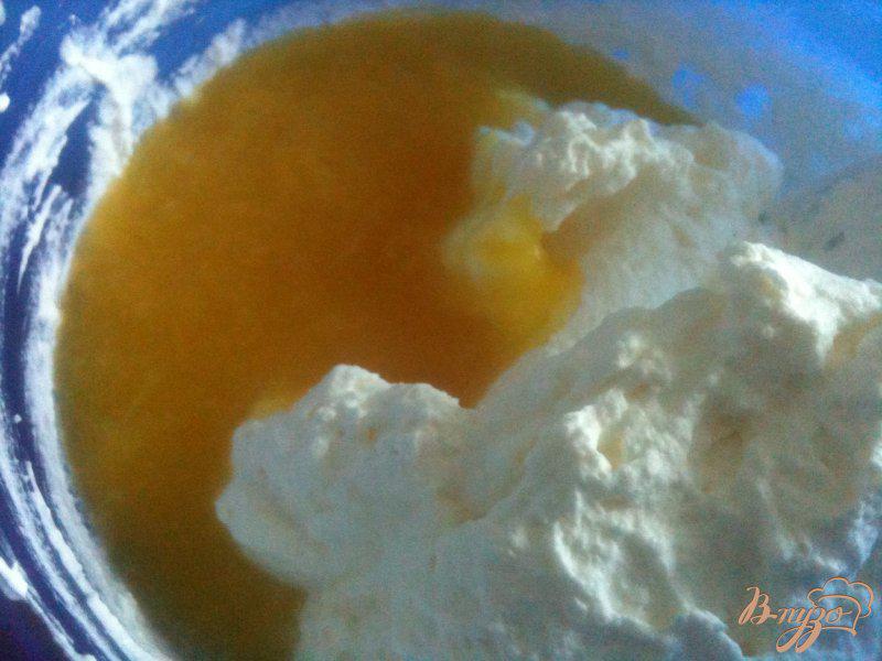 Фото приготовление рецепта: Бисквитный рулет с апельсиновым муссом шаг №4