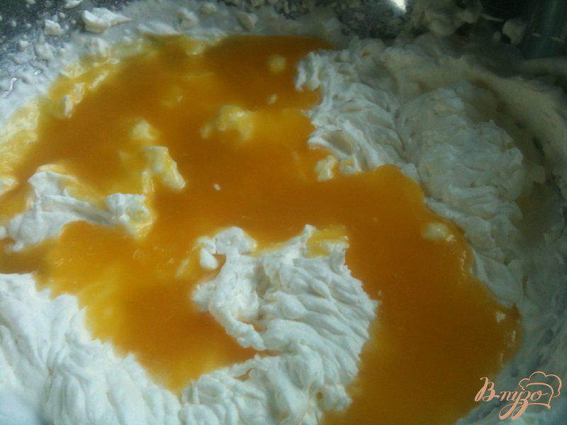 Фото приготовление рецепта: Шоколадные пирожные с начинкой из манго шаг №4