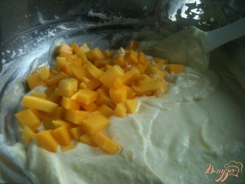 Фото приготовление рецепта: Шоколадные пирожные с начинкой из манго шаг №5