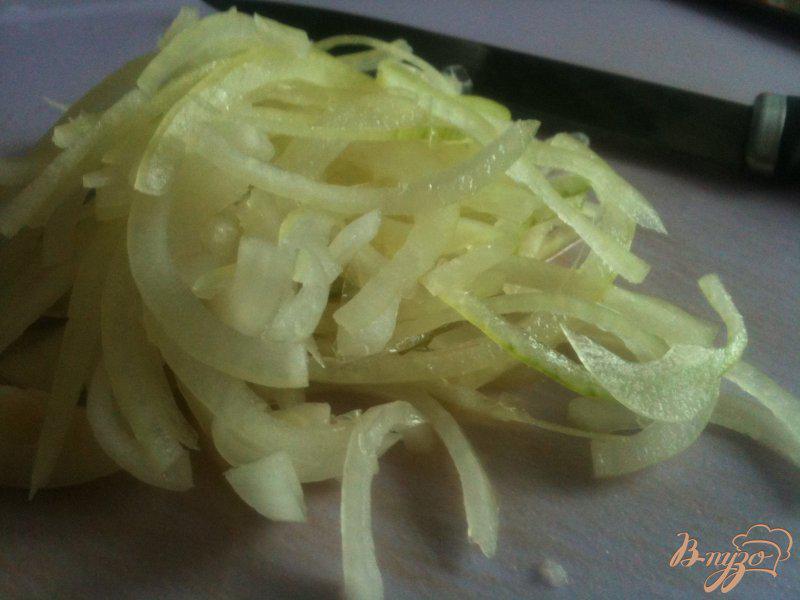 Фото приготовление рецепта: Фасолевый салат с яблоком и беконом шаг №3