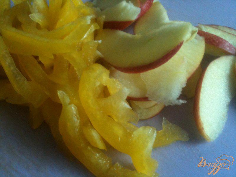 Фото приготовление рецепта: Фасолевый салат с яблоком и беконом шаг №2
