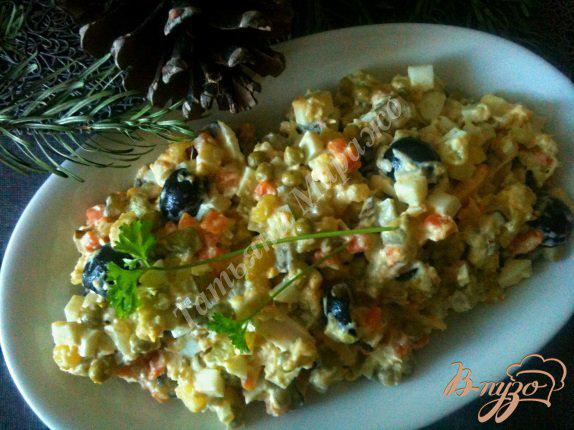 Фото приготовление рецепта: Салат с крабами и оливками шаг №5