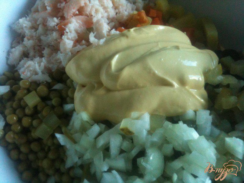 Фото приготовление рецепта: Салат с крабами и оливками шаг №4