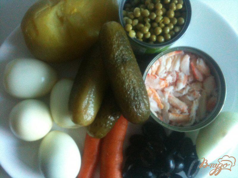 Фото приготовление рецепта: Салат с крабами и оливками шаг №1
