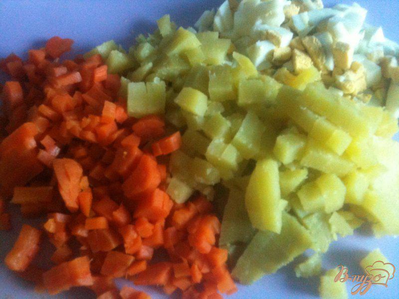 Фото приготовление рецепта: Салат с крабами и оливками шаг №2