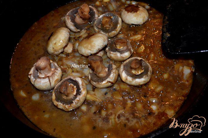 Фото приготовление рецепта: Стейк с черным перцем, коньяком и грибами шаг №3