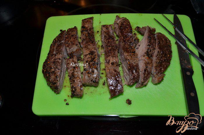 Фото приготовление рецепта: Стейк с черным перцем, коньяком и грибами шаг №4