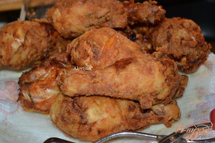 Фото приготовление рецепта: Жареные хрустящие куриные окорочка шаг №3