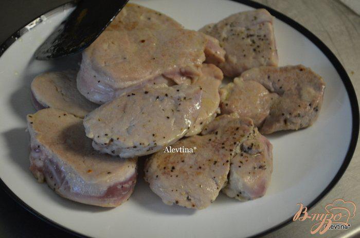 Фото приготовление рецепта: Свиные медальоны в грибном соусе с Марсала шаг №3
