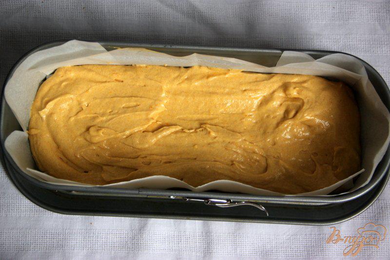 Фото приготовление рецепта: Тыквенный кекс с творожно-брусничной прослойкой шаг №8