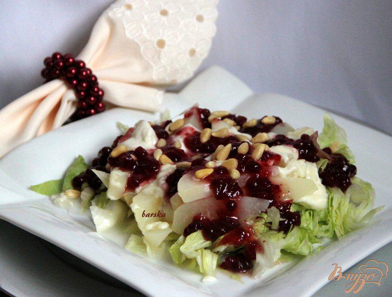 Фото приготовление рецепта: Тёплый салат из груш и моцареллы с ягодным соусом шаг №5