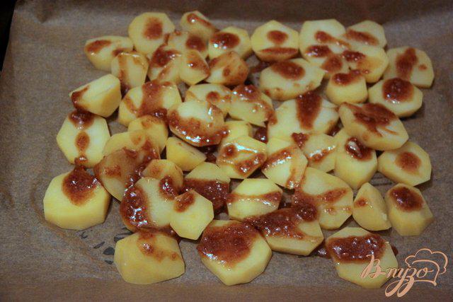Фото приготовление рецепта: Картофель в соевом соусе шаг №3