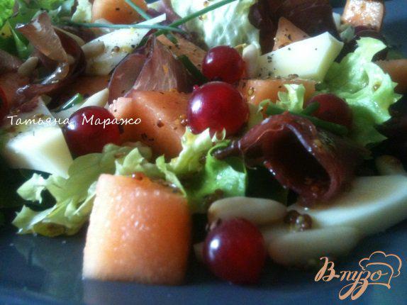 Фото приготовление рецепта: Салат с вяленой говядиной, кусочками дыни и красной смородиной шаг №6
