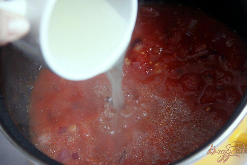 Фото приготовление рецепта: Куриные голени в томатном соусе с двумя видами фасоли шаг №2