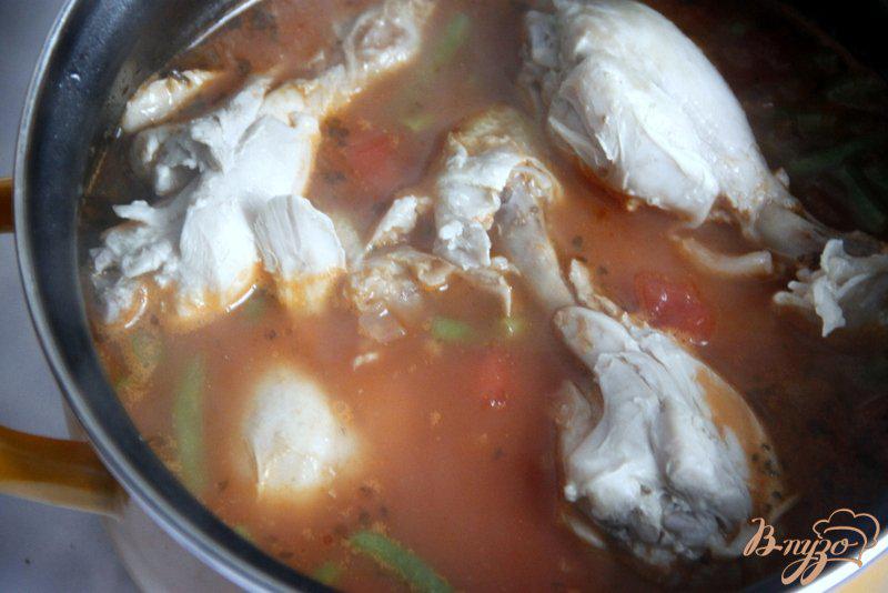 Фото приготовление рецепта: Куриные голени в томатном соусе с двумя видами фасоли шаг №5