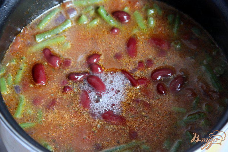 Фото приготовление рецепта: Куриные голени в томатном соусе с двумя видами фасоли шаг №4