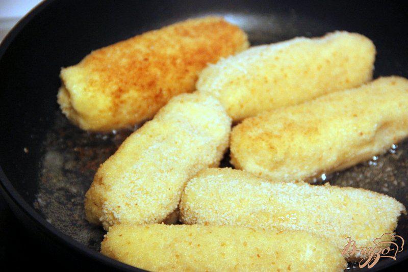 Фото приготовление рецепта: Картофельные «палочки» с брынзой шаг №6