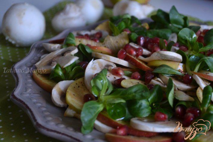Фото приготовление рецепта: Салат с грибами и яблоками шаг №5
