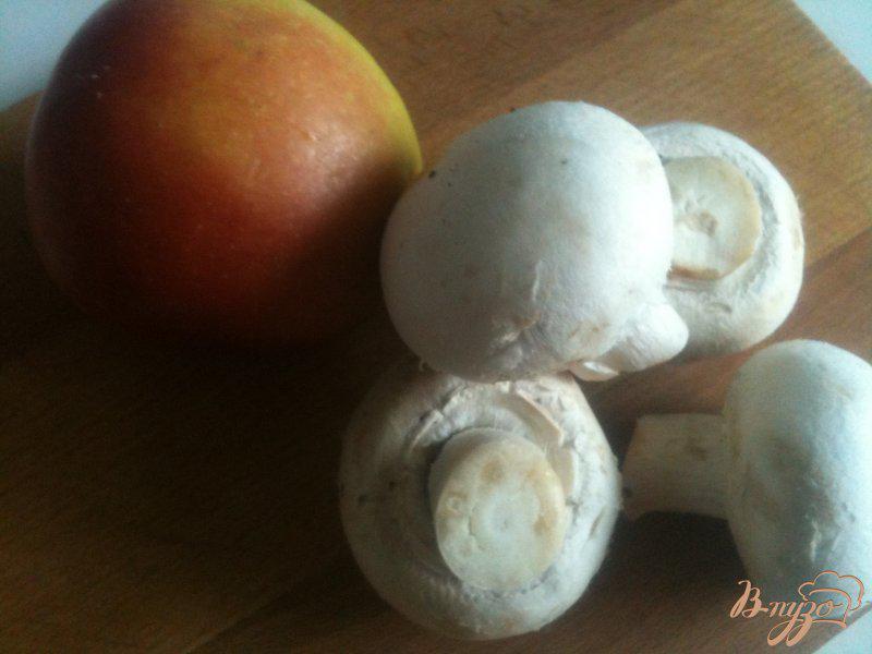 Фото приготовление рецепта: Салат с грибами и яблоками шаг №1