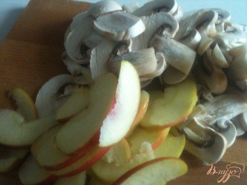Фото приготовление рецепта: Салат с грибами и яблоками шаг №2
