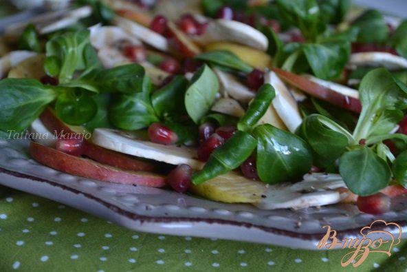 Фото приготовление рецепта: Салат с грибами и яблоками шаг №6