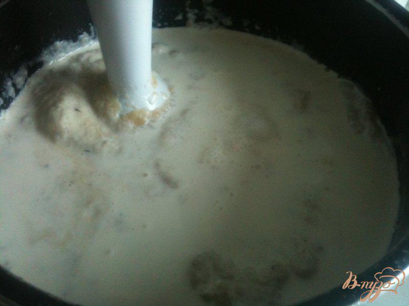 Фото приготовление рецепта: Суп-пюре из корневого сельдерея с сыром шаг №3