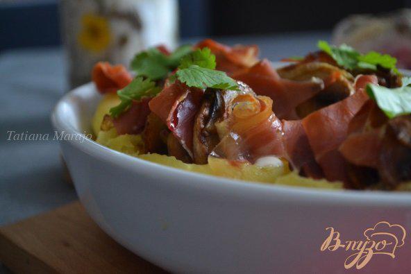 Фото приготовление рецепта: Картофельные лодочки с грибами и ветчиной шаг №6