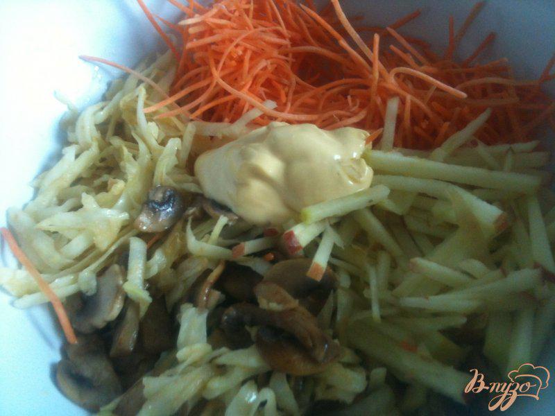 Фото приготовление рецепта: Салат из сельдерея, моркови и грибов шаг №4