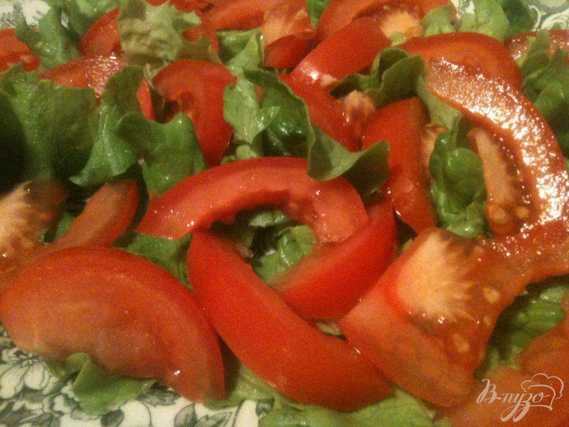 Фото приготовление рецепта: Салат с помидорами и ржаными сухариками шаг №3