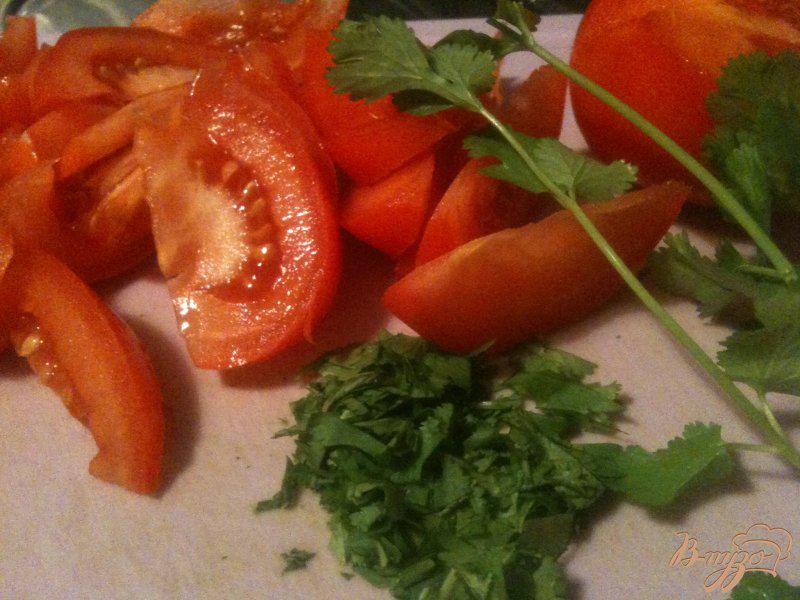 Фото приготовление рецепта: Салат с помидорами и ржаными сухариками шаг №2