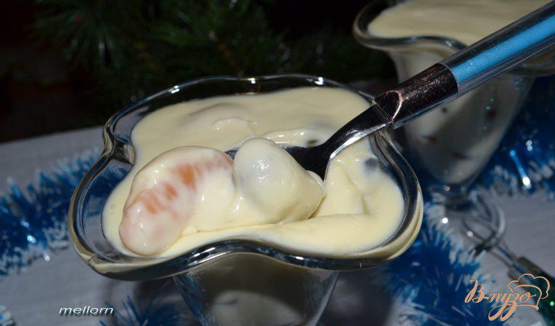 Фото приготовление рецепта: Десерт из белого шоколада с мандаринами и виноградом шаг №5