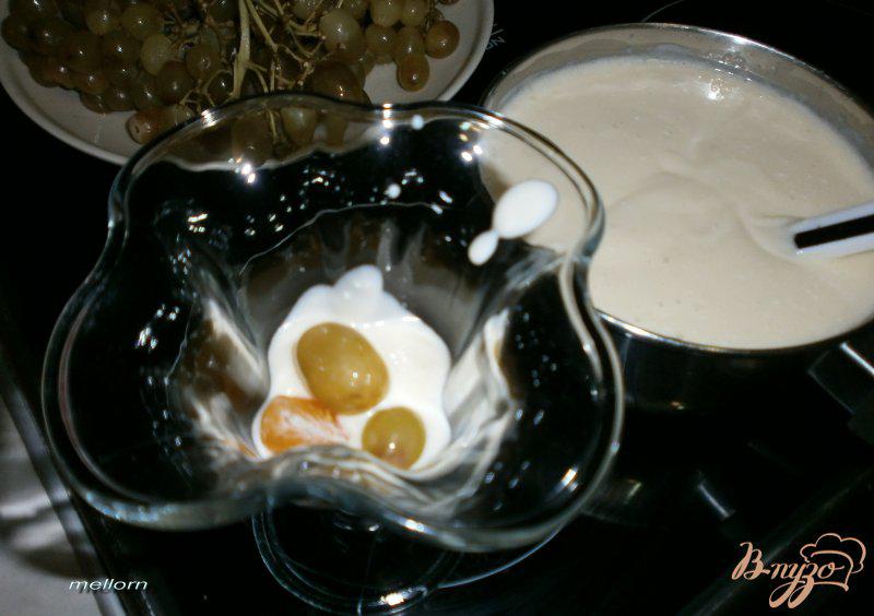 Фото приготовление рецепта: Десерт из белого шоколада с мандаринами и виноградом шаг №3
