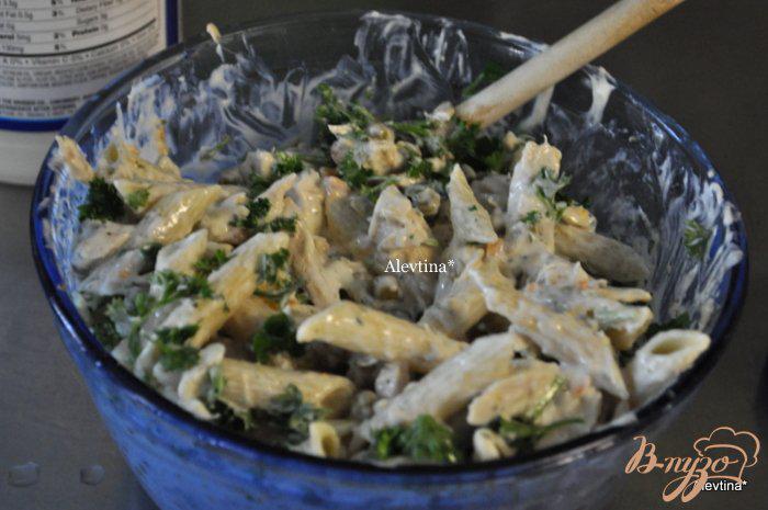 Фото приготовление рецепта: Куриный салат с пастой шаг №3
