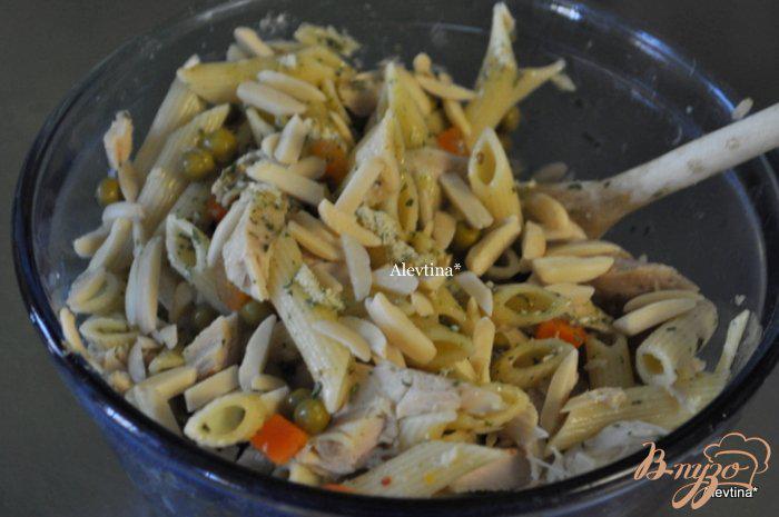 Фото приготовление рецепта: Куриный салат с пастой шаг №2