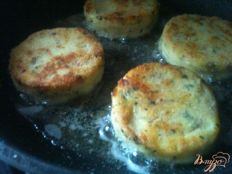 Фото приготовление рецепта: Картофельные биточки с куриным мясом шаг №5