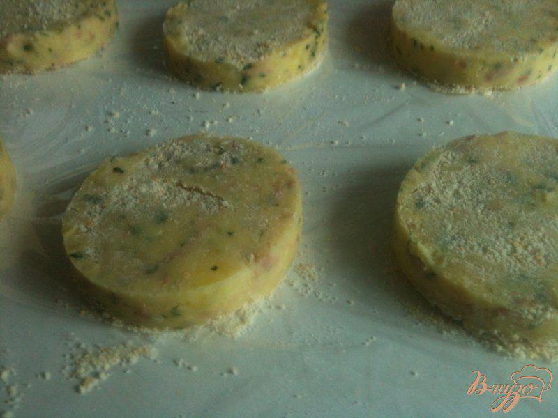 Фото приготовление рецепта: Картофельные биточки с куриным мясом шаг №4