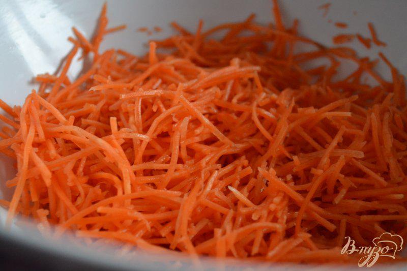 Фото приготовление рецепта: Морковный салат с сыром и мандаринами шаг №1