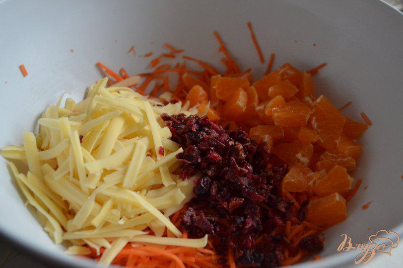 Фото приготовление рецепта: Морковный салат с сыром и мандаринами шаг №3
