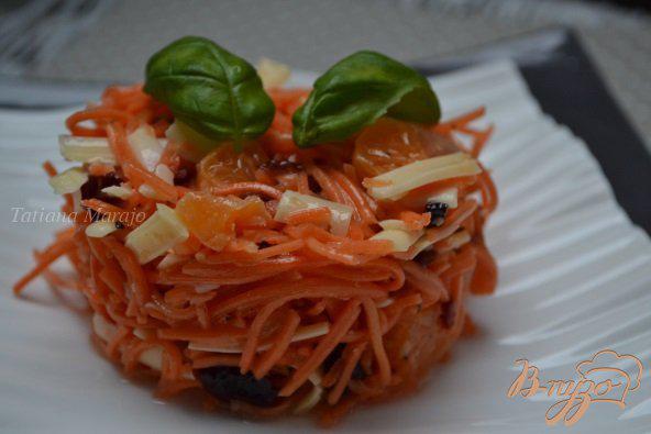 Фото приготовление рецепта: Морковный салат с сыром и мандаринами шаг №4