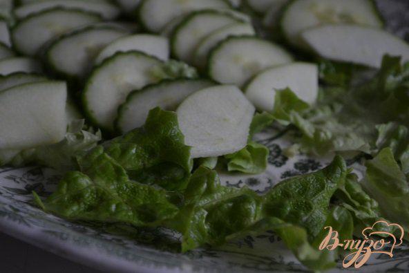 Фото приготовление рецепта: Салат с огурцом, яблоком и маслинами шаг №3