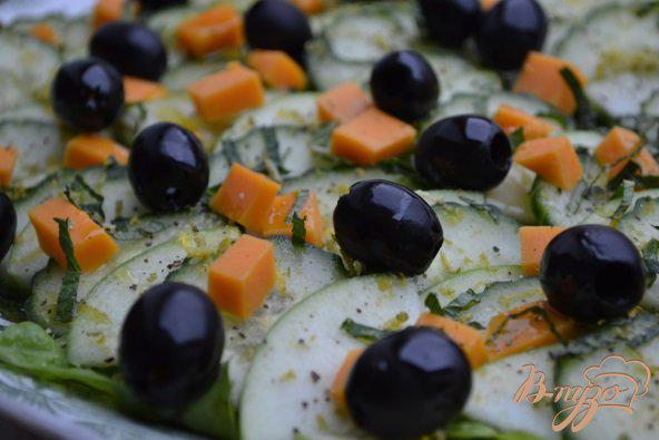 Фото приготовление рецепта: Салат с огурцом, яблоком и маслинами шаг №4