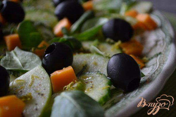 Фото приготовление рецепта: Салат с огурцом, яблоком и маслинами шаг №5