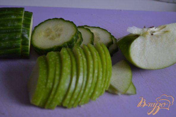 Фото приготовление рецепта: Салат с огурцом, яблоком и маслинами шаг №2